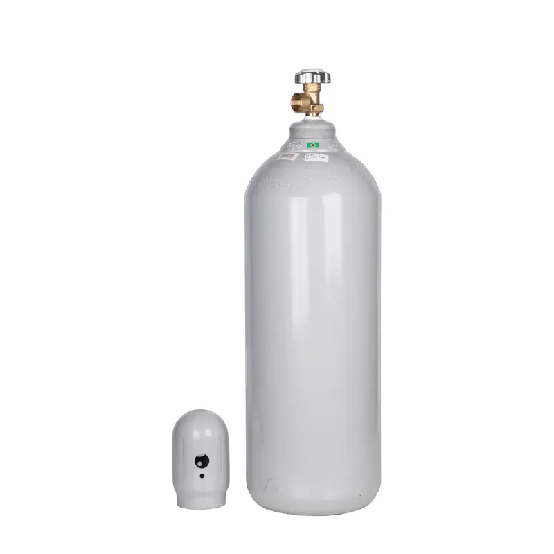Cilindro de nitrogênio 20L (3 m³, 200 bar) MAT com válvula, ao lado do capacete de proteção