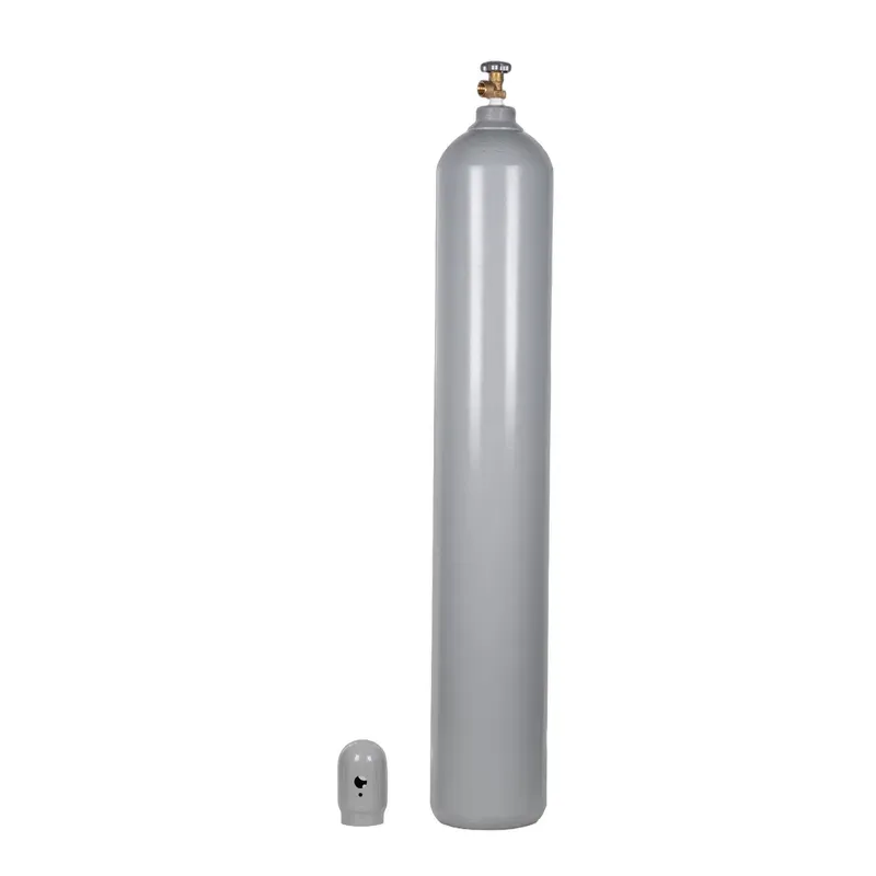 Cilindro de nitrogênio 50L (10 m³, 200 bar) MAT com válvula, ao lado do capacete de proteção